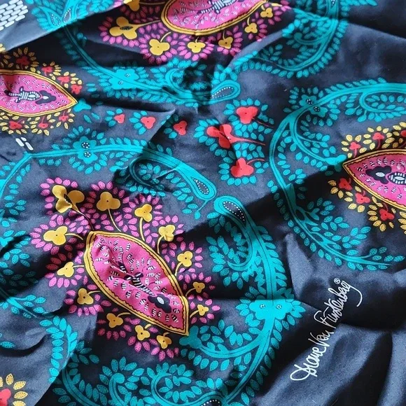 Diane Von Furstennerg large 100% silk scarf - Picture 8 of 9